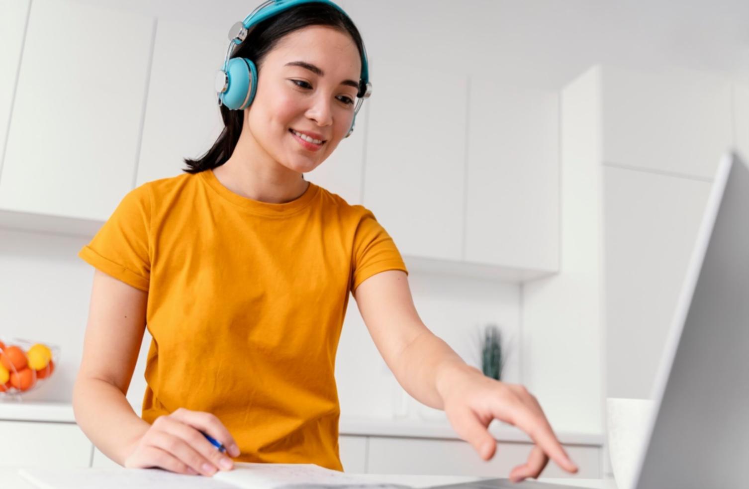 Análisis de tendencias financieras en pantalla de ordenador